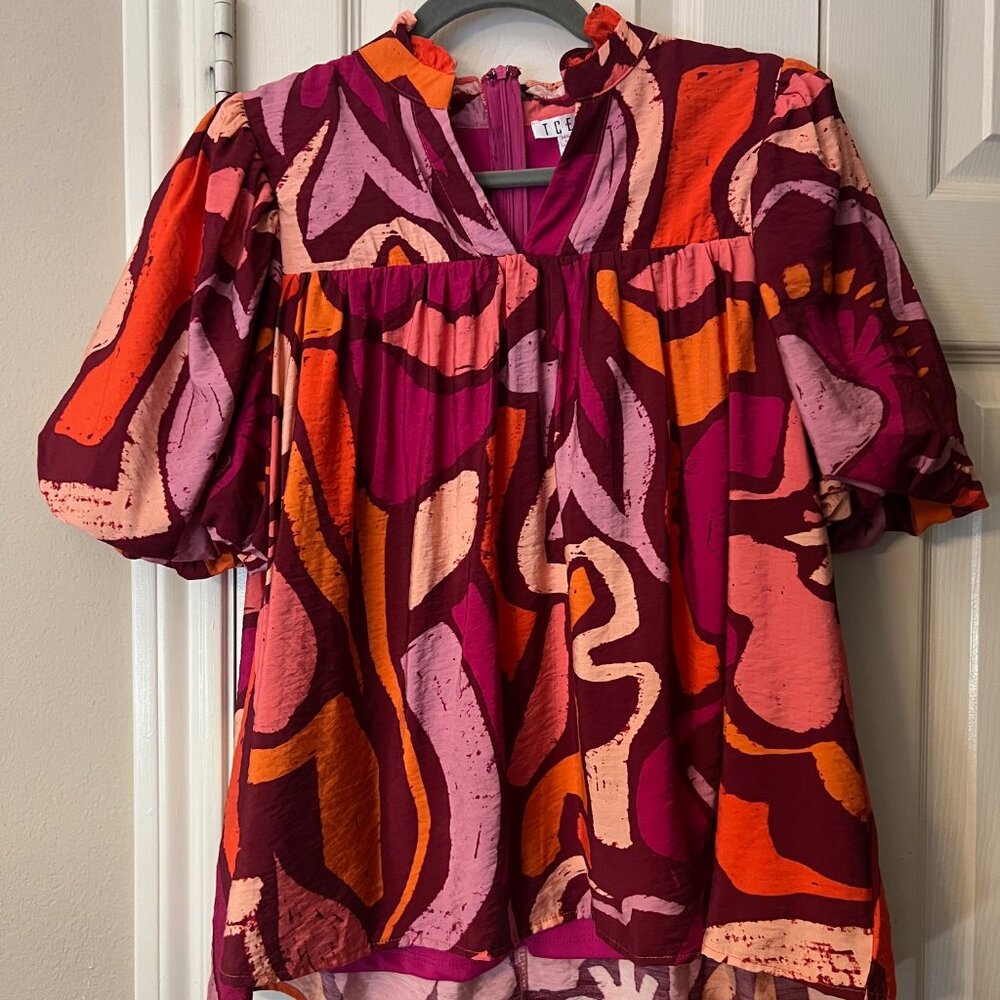NWT Women's TCEC Bold Abstract Print Blouse Puff Sleeve Back Zip Top - Large